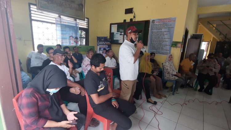 Kapolsek Medan Timur, Kompol. Rona Tambunan bersama Kasat Binmas Polrestabes Medan AKBP M Hutabarat, Lurah Gaharu Fauzi Pulungan, personel Polsek Medan Timur saat bersama warga Kelurahan Gaharu, Jumat (31/3).
