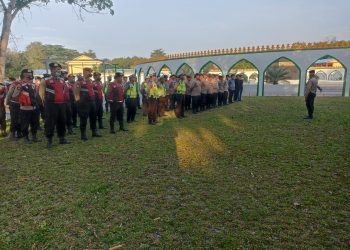 Personil Polresata Deliserdang bersama Polsek jajaranya saat pengamanan tabliq akbar UAS di Mesjid Agung Pemkab Deliserdang, Sabtu malam (1/4).
