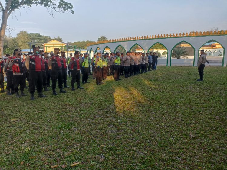 Personil Polresata Deliserdang bersama Polsek jajaranya saat pengamanan tabliq akbar UAS di Mesjid Agung Pemkab Deliserdang, Sabtu malam (1/4).
