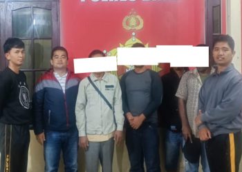 Ke enam tersangka saat diamankan di Polres Dairi, Senin (3/4).
