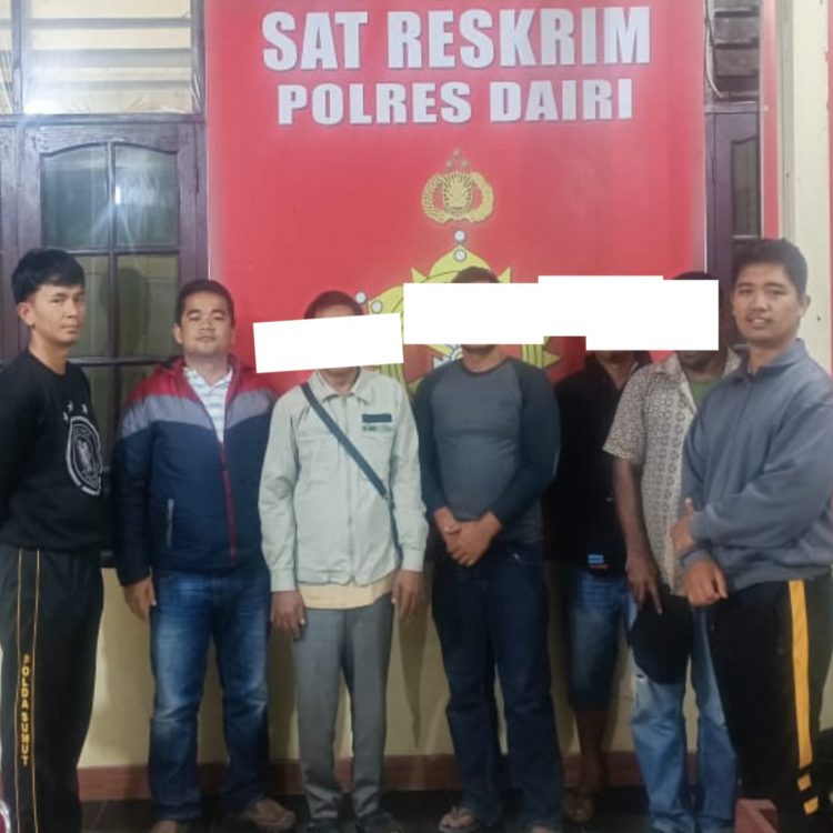 Ke enam tersangka saat diamankan di Polres Dairi, Senin (3/4).