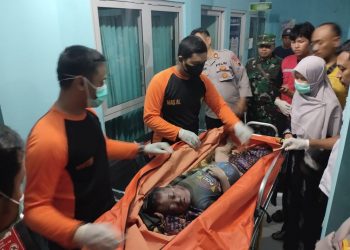 Jasad Setiawan Putra saat dievakuasi di Puskesmas, Senin (3/4).