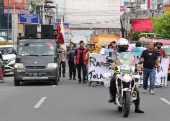 Personil Polres Pematangsiantar saat kawal massa, Senin (3/4).