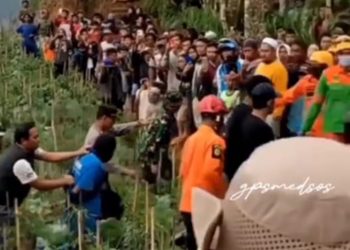 Pesonil Polres Banjarnegera bersama warga saat evakuasi jasad PO, Minggu (2/4).