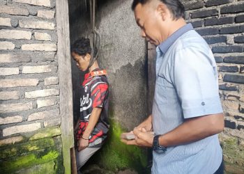 Kondisi jenazah Sandi menggantung saat di evakuasi Polres Dairi dan Bhabinsa, Selasa (4/4).