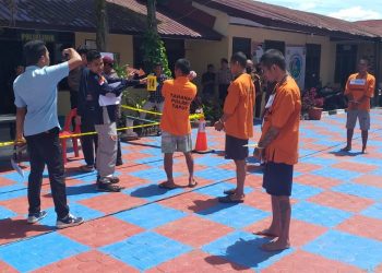 Tersangka pembunuhan saat giat rekonstruksi pembunuhan Adres F Hutasoit, Selasa (4/4).