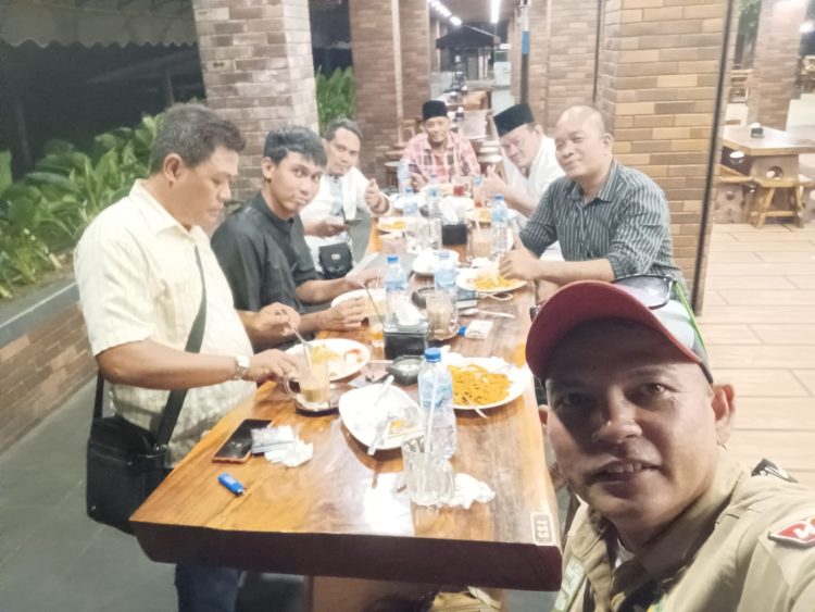 Anggota GAWAT Kepri saat buka bersama, Selasa (4/4).