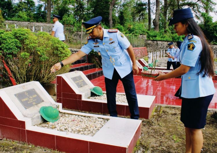 Kalapas Klas IIB Siborongborong, Parlindungan Siregar A.Md.IP, SH saat tabur bunga, Kamis (6/4).