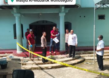 Kapolres Batang, AKBP. Saufi Salamun didampingi Wakapolres Kompol Raharja, Kasatreskrim AKP Andi Fajar, Kepala Dinas Sosial Ir. H. Joko Tetuko, Kepala DP3AP2KB Supriyono, Camat Bandar M. Nasrudin saat meninjau langsung TKP yang telah diberikan garis polisi dugaan tindakan pencabulan yang dilakukan oleh oknum pengasuh pondok pesantren di Desa Wonosegoro, Kecamatan Bandar, Kamis (6/4).