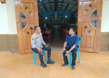 Kapolsek Belitang II, AKP. Aston saat berbincang dengan seorang pengurus salah satu Gereja, Kamis (6/4).