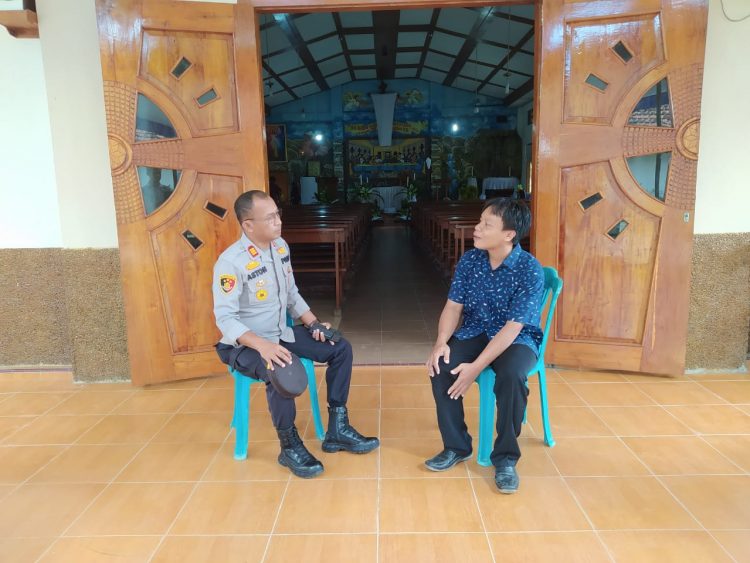 Kapolsek Belitang II, AKP. Aston saat berbincang dengan seorang pengurus salah satu Gereja, Kamis (6/4).