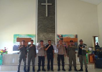Personil Polsek Belitang II saat pengamanan Jumat Agung di GMI Betesda, Jumat (7/4).