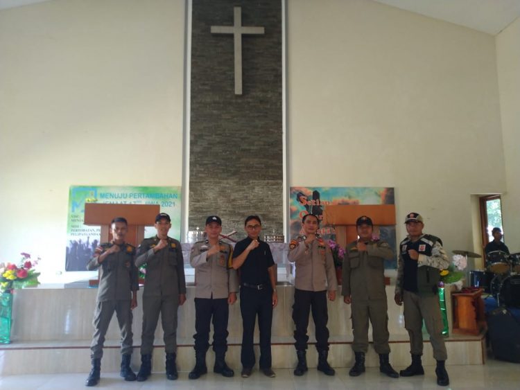 Personil Polsek Belitang II saat pengamanan Jumat Agung di GMI Betesda, Jumat (7/4).