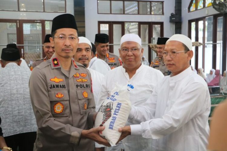 Wakapolda Sumut, Brigjen. Pol. Jawari saat giat safari subuh di Masjid Al- Raudhah Medan Johor, Jumat (7/4).
