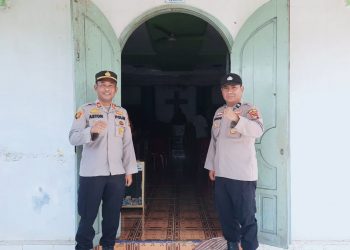 Kapolsek Belitang ll AKP. Aston L Sinaga SH bersama personil saat pimpin langsung pengamanan Gereja GKSBS Efata, Jumat (7/4).