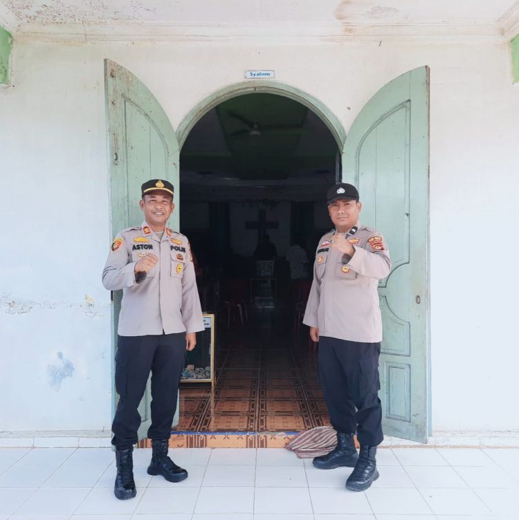 Kapolsek Belitang ll AKP. Aston L Sinaga SH bersama personil saat pimpin langsung pengamanan Gereja GKSBS Efata, Jumat (7/4).