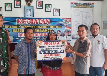 Wakili Kapolsek Belitang II, Briptu Azis dampingi warga penyaluran BLT DD, Sabtu (8/4).