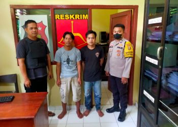 Kedua tersangka perampasan dengan kekerasan saat diamankan si Polsek Belitang II, Sabtu (8/4).