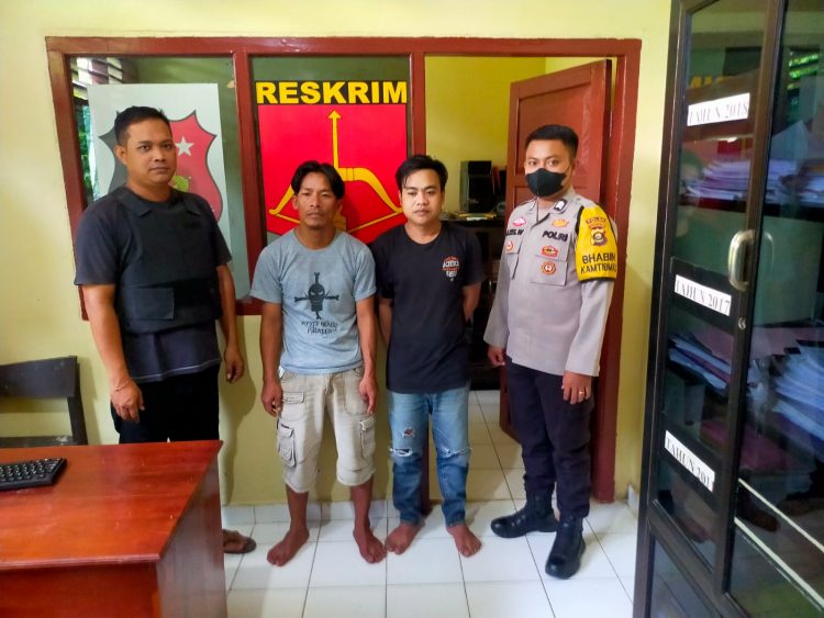 Kedua tersangka perampasan dengan kekerasan saat diamankan si Polsek Belitang II, Sabtu (8/4).