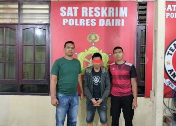 JB saat diamankan di Mapolres Dairi, Sabtu (8/4).
