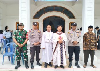 Polsek Belitang II bersama Koramil Belitang II dan pengurus Gereja saat pengamanan ibadah Paskah, Minggu (9/4).