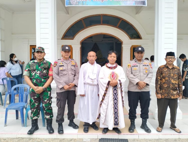 Polsek Belitang II bersama Koramil Belitang II dan pengurus Gereja saat pengamanan ibadah Paskah, Minggu (9/4).
