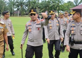 Kapolda Sumut, Irjen Panca bersama PJU Poldasu saat tinjau Tol Tebing Tinggi, Senin (10/4).
