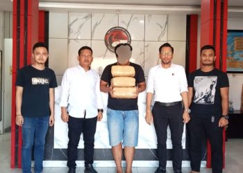 Suhendra bersama barang bukti 6 Kg saat diamankan di Mapolresta Deliserdang, Sabtu (8/4).