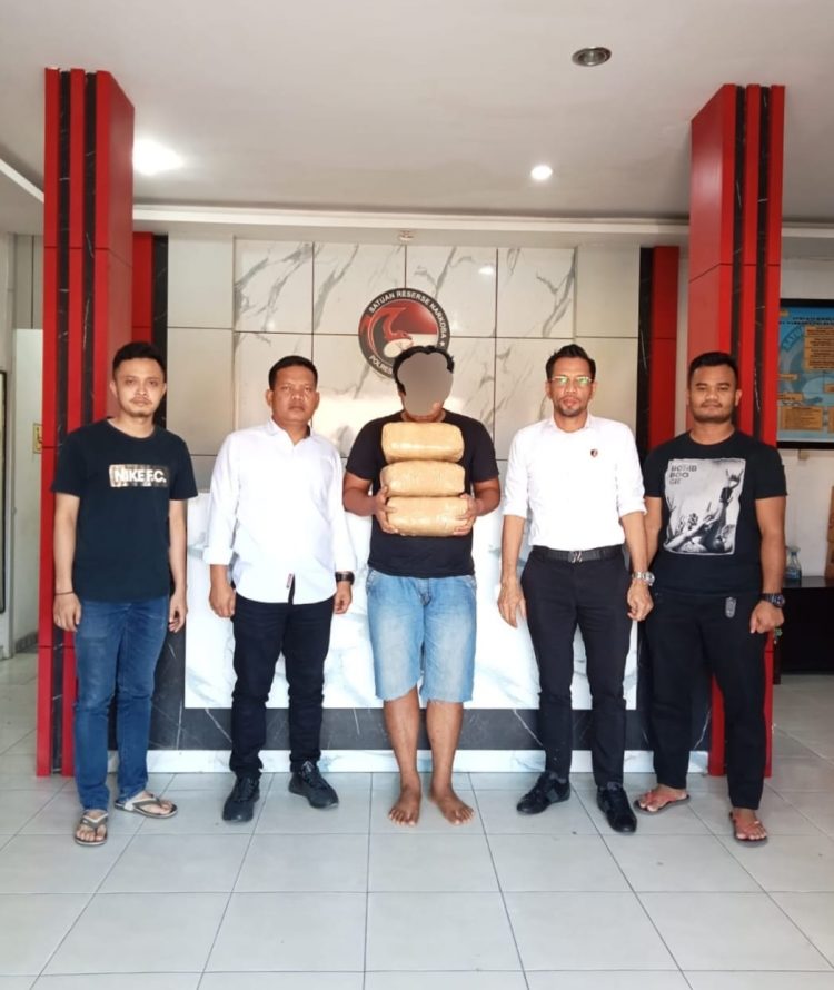 Suhendra bersama barang bukti 6 Kg saat diamankan di Mapolresta Deliserdang, Sabtu (8/4).