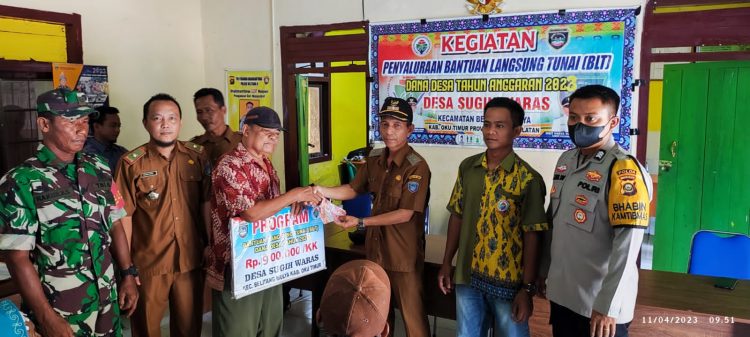 Bhabinkamtibmas BRIPTU. Azis Widodo SE saat dampingi warga pencairan BLT DD Tahap I Desa Sugih Waras, Selasa (11/4).