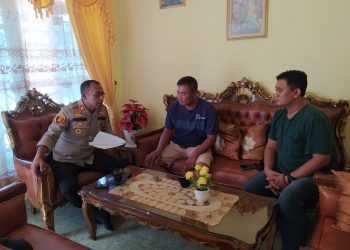 Kapolsek Belitang II, AKP. Aston bersama Kanit Provost saat sambangi rumah tokoh pemuda sosialisasikan karhutla, Rabu (12/4).