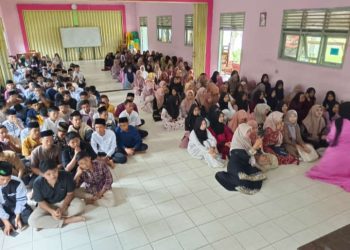 Siswa/i SMAN 1 Belitang III saat mendengar tausiah pesantren ramadhan, Rabu (12/4).