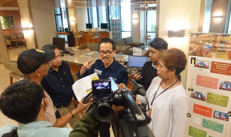 Hoky saat memberikan keterangan persnya, Rabu (12/4).