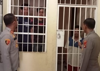 Kapolsek Belitang II, AKP. Aston Sinaga bersama anggota saat cek ruang tahanan, Kamis (13/4).