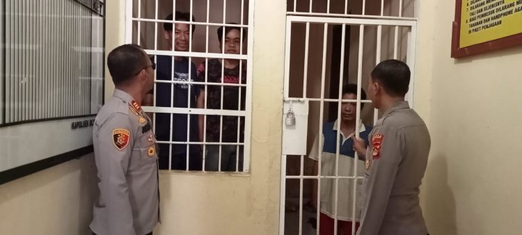 Kapolsek Belitang II, AKP. Aston Sinaga bersama anggota saat cek ruang tahanan, Kamis (13/4).