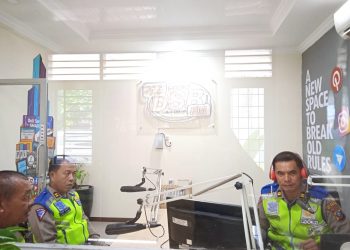 Kanit Kamseltibcar Satlantas dan Kasubnit I Satlantas Polres Deliserdang saat sosialisasi lewat gelombang radio FM, Kamis (13/4).