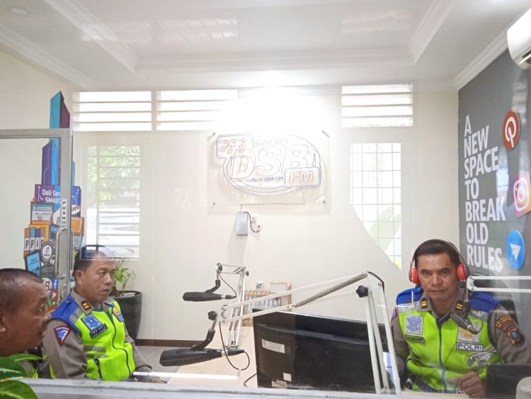 Kanit Kamseltibcar Satlantas dan Kasubnit I Satlantas Polres Deliserdang saat sosialisasi lewat gelombang radio FM, Kamis (13/4).