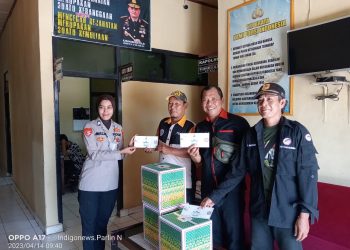 Para insan Pers OKU Timur saat bangga menerima bingkisan THR dari Kapolsek Belitang III, Jumat (14/4).