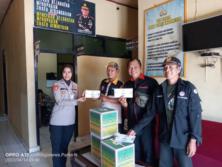 Para insan Pers OKU Timur saat bangga menerima bingkisan THR dari Kapolsek Belitang III, Jumat (14/4).