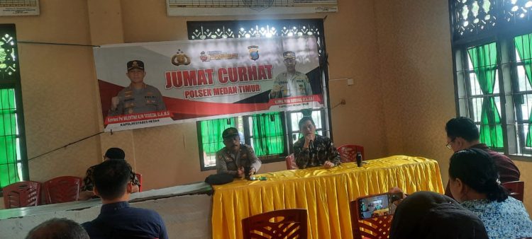 Kanit Binmas Polsek Medan Timur, AKP. H Manurung saat dengarkan keluhan warga Kelurahan Perintis, Jumat (14/4).