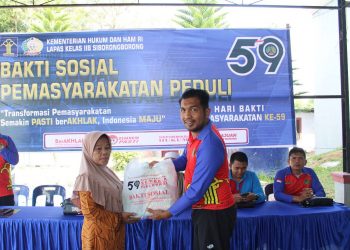 Ka. Lapas Siborongborong, Parlindungan Siregar saat menyerahkan bantuan sembako bagi warga, Jumat (14/4).