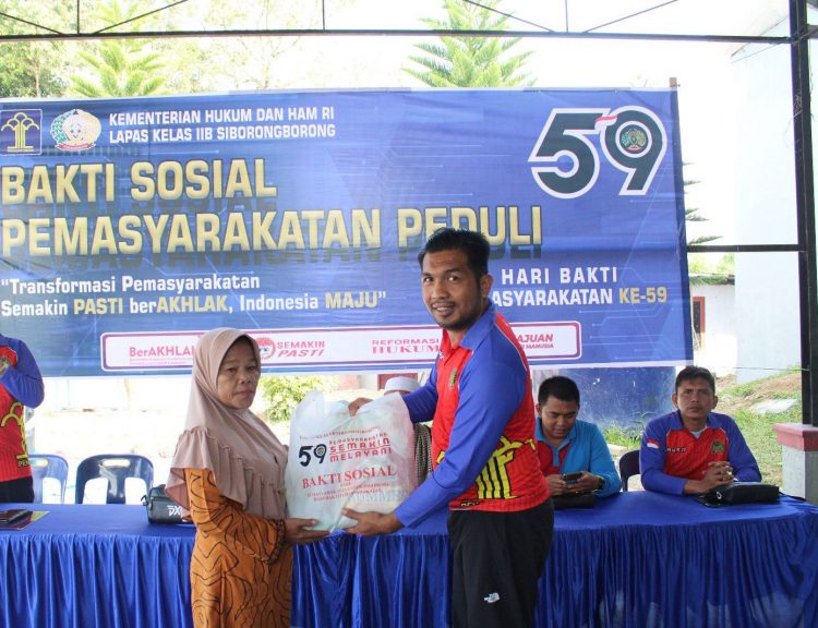 Ka. Lapas Siborongborong, Parlindungan Siregar saat menyerahkan bantuan sembako bagi warga, Jumat (14/4).