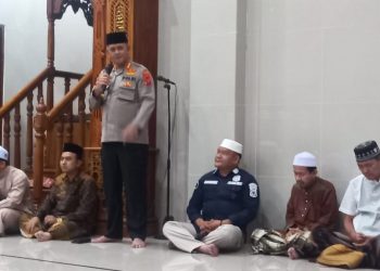 Pembina Mashja Ar- Raudhah Polda Sumut, Brigjen. Pol. Drs. Jawari SH, MH yang diwakili Dir Binmas Poldasu saat kegiatan safari subuh keliling dan Jumat Berkah dan Polisi mendengar dan memberi solusi, Jumat (14/4).