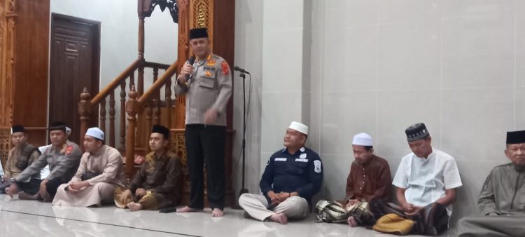 Pembina Mashja Ar- Raudhah Polda Sumut, Brigjen. Pol. Drs. Jawari SH, MH yang diwakili Dir Binmas Poldasu saat kegiatan safari subuh keliling dan Jumat Berkah dan Polisi mendengar dan memberi solusi, Jumat (14/4).