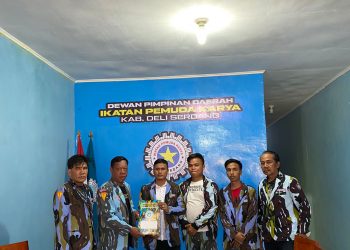 Ketua DPD IPK Deliserdang, Parmonangan Gultom saat menyerahkan SK defenitif DPD Sapma IPK, Jumat (14/4).