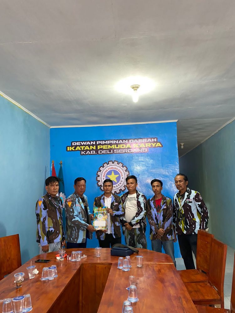 Ketua DPD IPK Deliserdang, Parmonangan Gultom saat menyerahkan SK defenitif DPD Sapma IPK, Jumat (14/4).