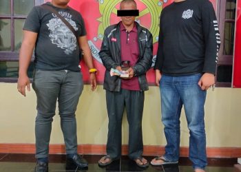 Tersangka, AM saat diamankan di Polres Dairi, Minggu (16/4).