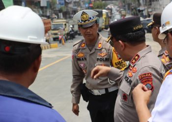 Kapolda Sumut, Irjen. Panca saat tinjau jembatan Sei Wampu Langkat, Senin (17/4).