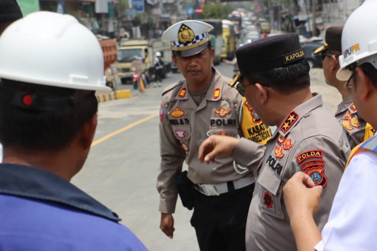 Kapolda Sumut, Irjen. Panca saat tinjau jembatan Sei Wampu Langkat, Senin (17/4).