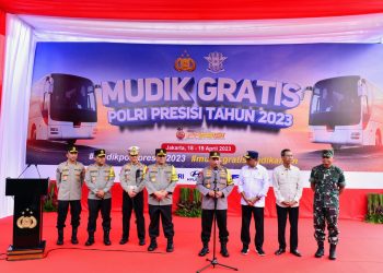 Kapolri, Jenderal Listyo Sigit Prabowo bersama dengan stakeholder saat resmi melepas 434 bus yang mengangkut masyarakat untuk pulang ke kampung halamannya masing masing dalam program 'Mudik Gratis Polri Presisi Tahun 2023', Selasa (18/4).